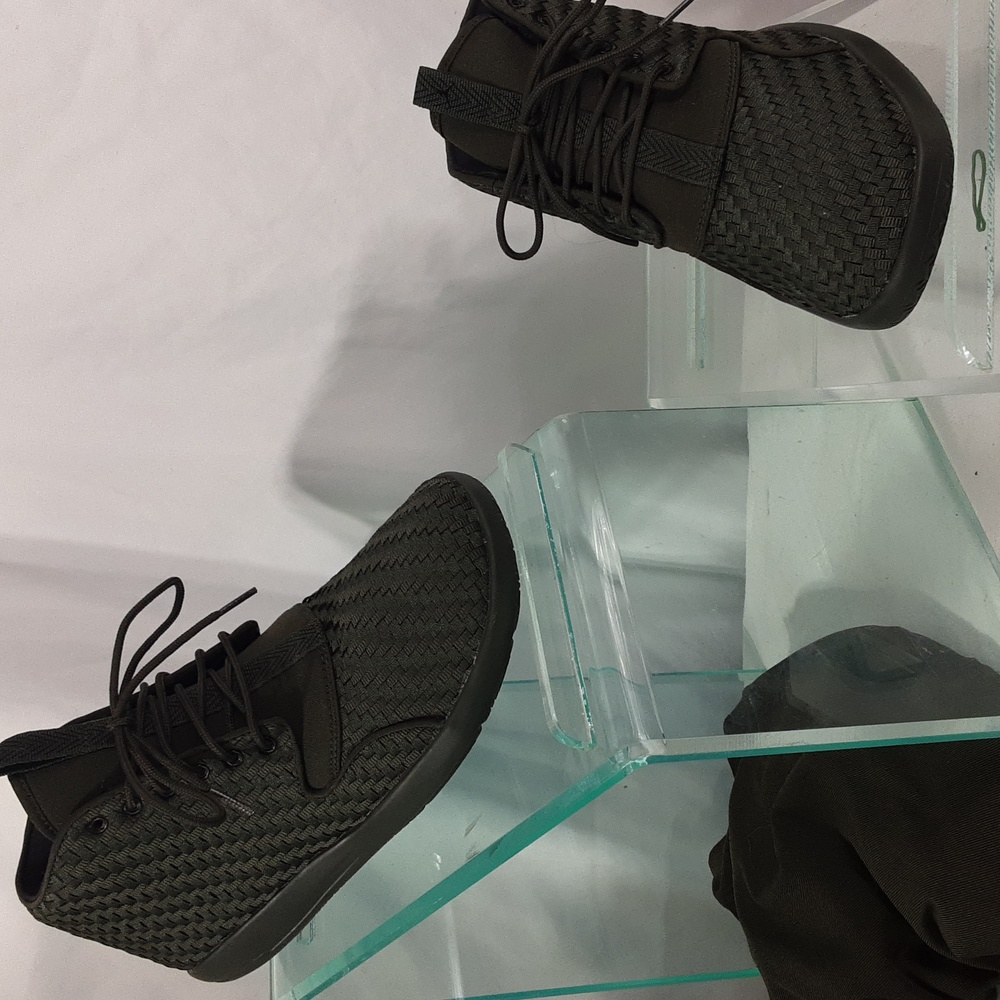 Shoes - Picture 2 of 5